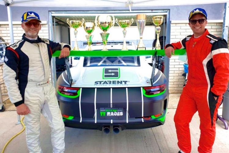  Klaus Klaffenböck (li.) und Clemens Stadler vor dem Porsche 991 Cup