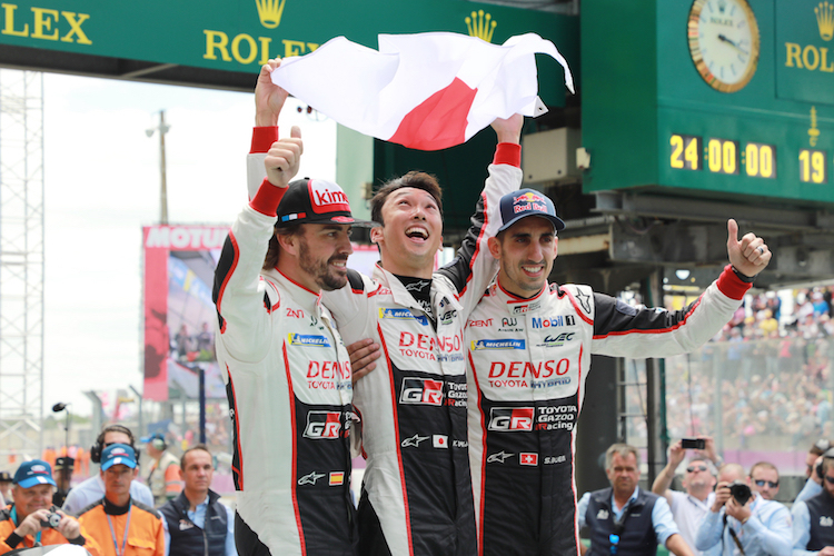 Freude herrscht: Fernando Alonso, Kazuki Nakajima und Sébastien Buemi dürfen den Sieg in Le Mans feiern