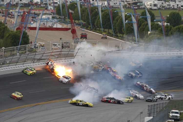 Dennis Setzers Auto geht in Flammen auf