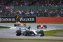 Lewis Hamilton vor den Ferrari in Silverstone