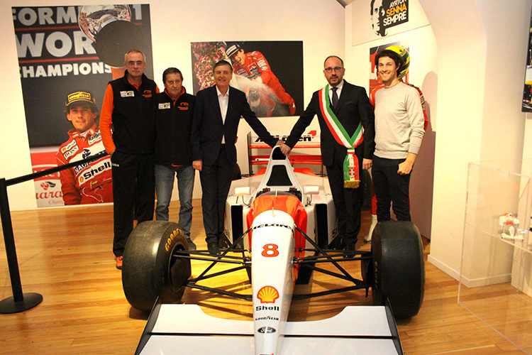 Bruno Senna (rechts) in der neuen Ausstellung