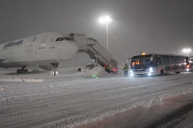 Der Flughafen Istanbul versinkt im Schnee
