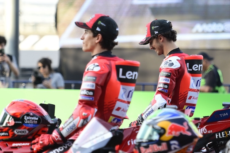 MotoGP-Weltmeister Marquez und Bagnaia: Vor Lauf 1 fiel Bagnaia das Lachen leichter