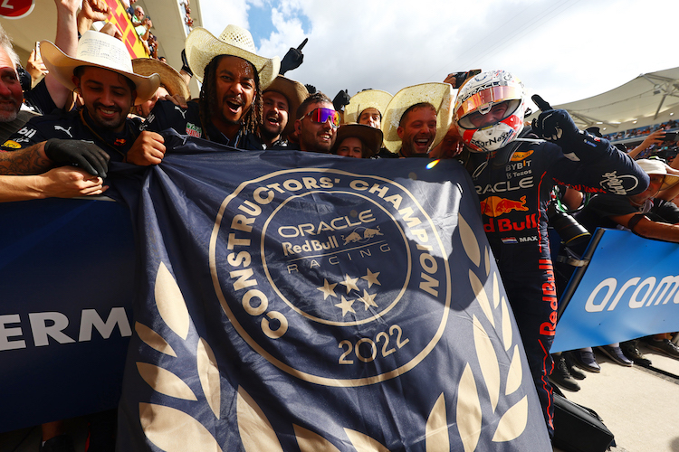 Die Red Bull Racing-Mannschaft feiert in Austin 2022