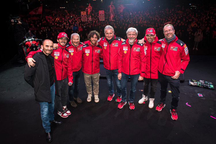 Une équipe en 2023 : Domenicali, Bagnaia, Tardozzi, Bastianini, Ciabatti, Dall'Igna, Pirro et Barana