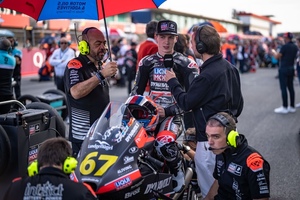 Casey O'Gorman vor seinem ersten Rennen auf der Moto3-KTM der Intact-GP-Mannschaft)