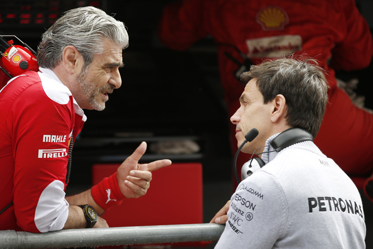 Maurizio Arrivabene von Ferrari mit Mercedes-Teamchef Toto Wolff