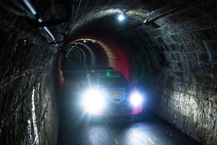 Ein wenig eng: Die Isegami-Prüfungen führen durch einen langen Tunnel