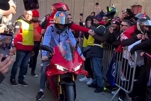 Marc Marquez (hinten) als Beifahrer bei Bruder Alex)