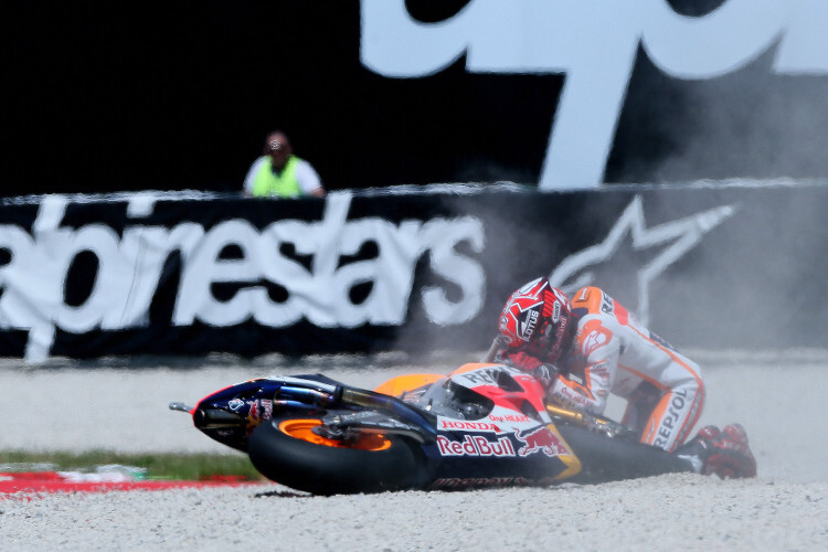 Sturz in Kurve 3: Marc Márquez klappte das Vorderrad sein Honda ein
