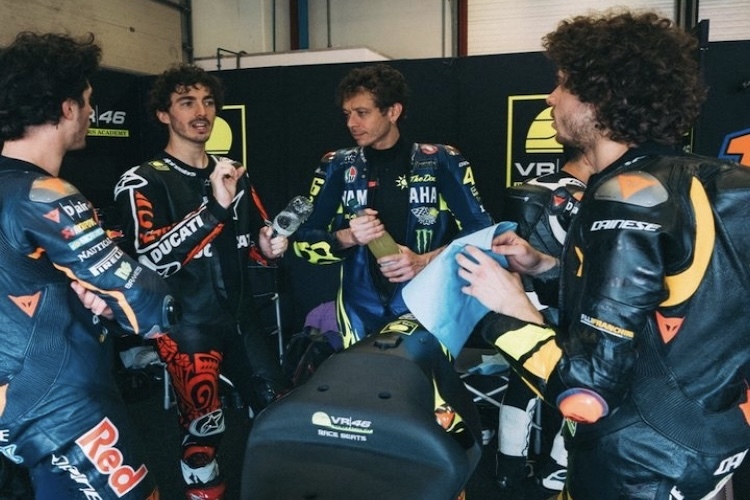 Debrief der Italo-Gang in der Box in Mugello. Mit dabei auch Moto2-Pilot Celestino Vietti