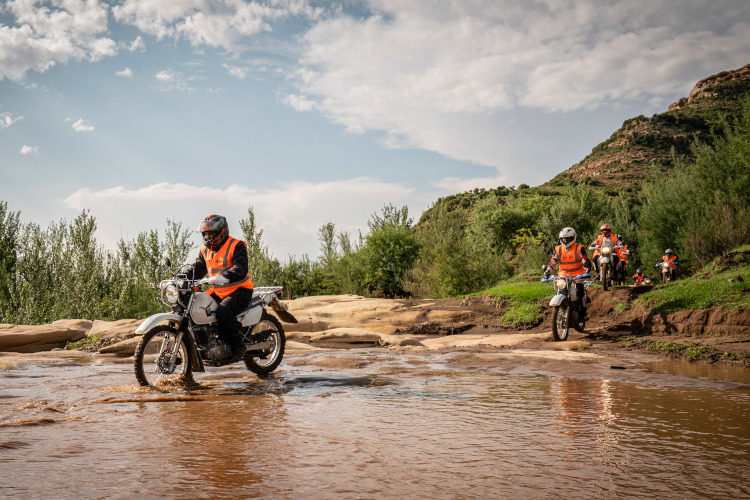 «Two Wheels for Life»: Mit Motorrädern wird Hilfe in die entlegenen Gebiete Afrikas gebracht
