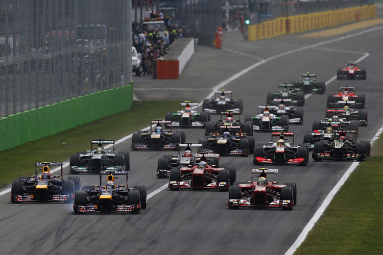Nach dem Start zum Monza-GP: Felipe Massa (rechts vorne) liegt gut im Rennen