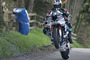 Michael Dunlop auf der Tyco BMW bei einem der spektakulären Sprünge in Cookstown