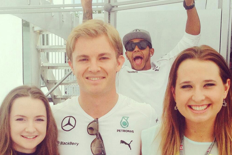 Lewis Hamilton schmuggelt sich in ein Fanfoto von Rosberg-Anhängern