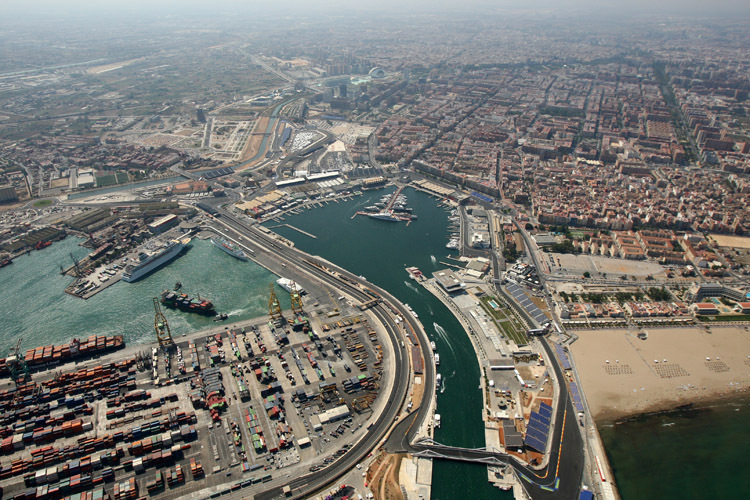 Auch Renault fährt am Wochenende um den Hafen von Valencia
