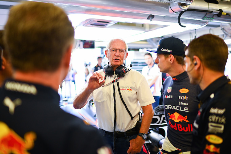 Red Bull-Motorsportberater Dr. Helmut Marko im Gespräch mit Max Verstappen und weiteren Teammmitgliedern