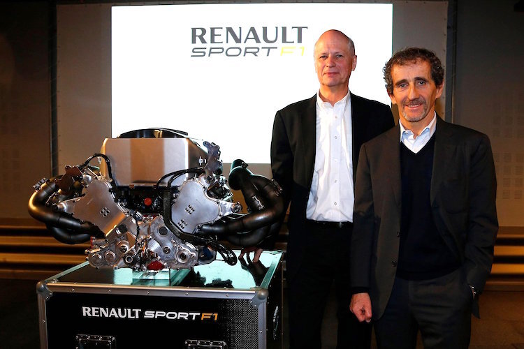 Alain Prost (rechts) 2013 bei der Präsentation des neuen Turbomotors, links der frühere Renault-Sport-Chef Jean-Michel Jalinier