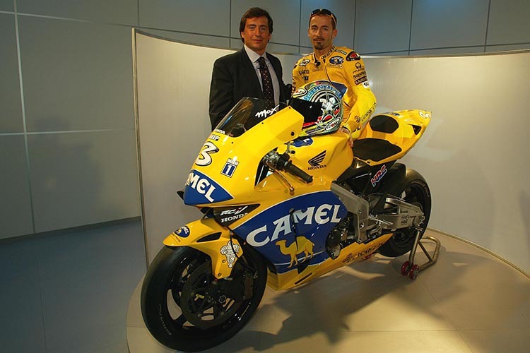 Sito Pons vor der Saison 2003 mit Max Biaggi und der Camel-Honda