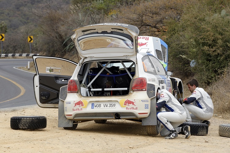 Reifenwechsel ist Rallyealltag in Mexiko