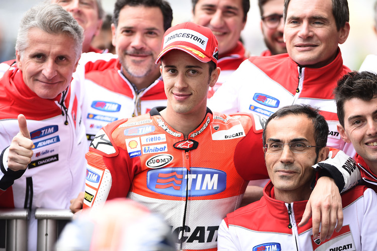Andrea Iannone feiert, ganz links Ducati-Sportdirektor Paolo Ciabatti