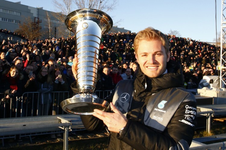 Nico Rosberg mit seinem WM-Pokal
