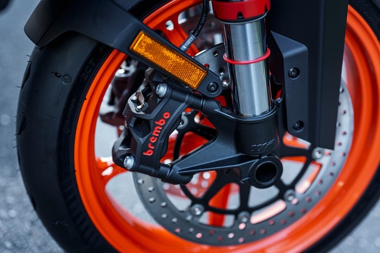 Brembo Stylema auch in der gut ausgerüsteten Mittelklasse: KTM 990 Duke R