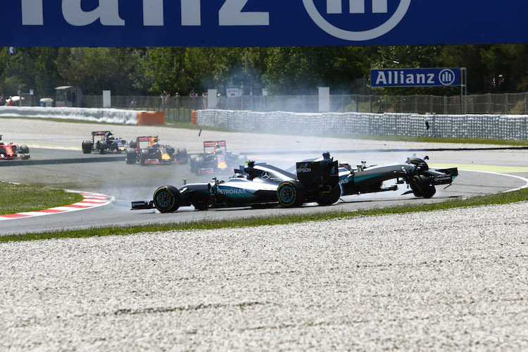Der Crash von Hamilton und Rosberg