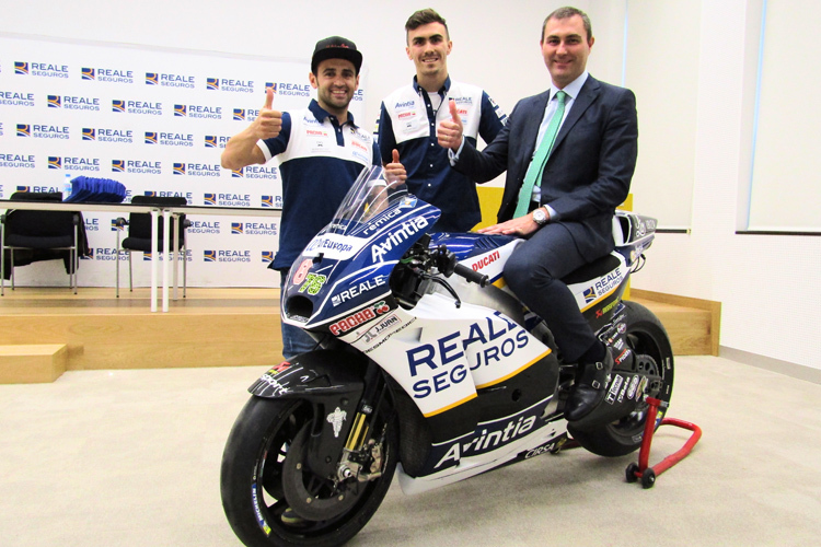 Reale Seguros-CEO Ignacio Mariscal posierte mit den beiden MotoGP-Stars Héctor Barbera und Loris Baz