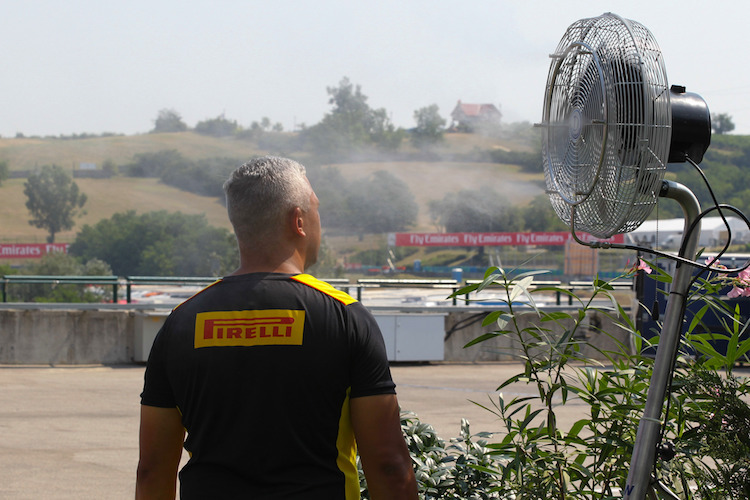 Ein Pirelli-Mitarbeiter kühlt sich am Hungaroring ab