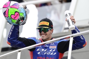 Izan Guevara war nach seinem ersten Moto2-Sieg überglücklich)