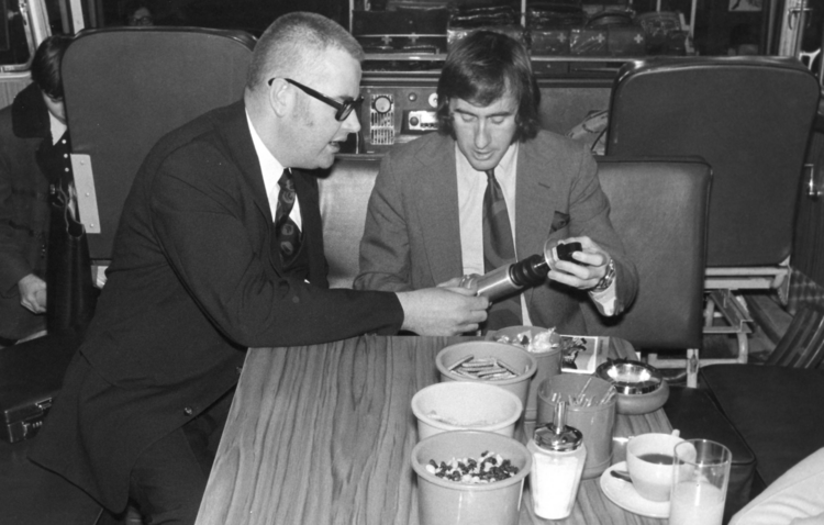 F1-Weltmeister als Gast: Jackie Stewart lässt sich 1971 von Emde die Vorzüge des Bilstein Gasdruckdämpfers erklären