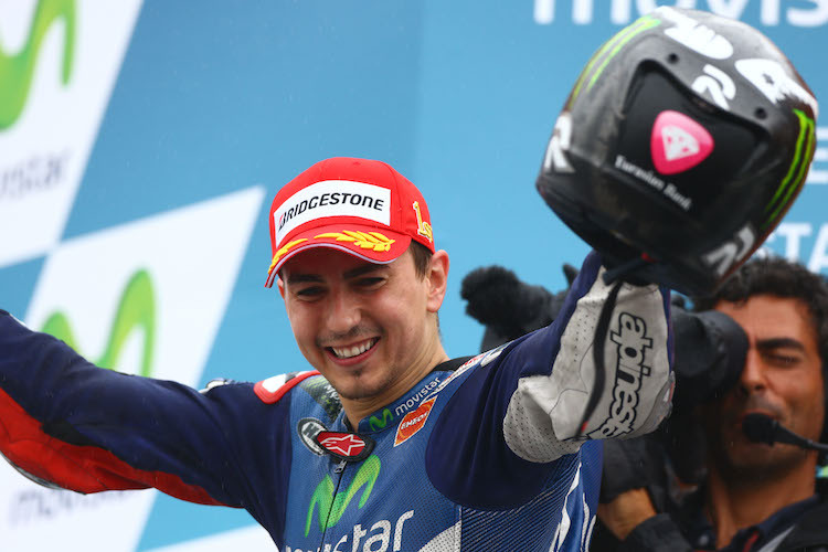 So sehen Sieger aus: Yamaha-Star Jorge Lorenzo jubelt über seinen Triumph in Aragón