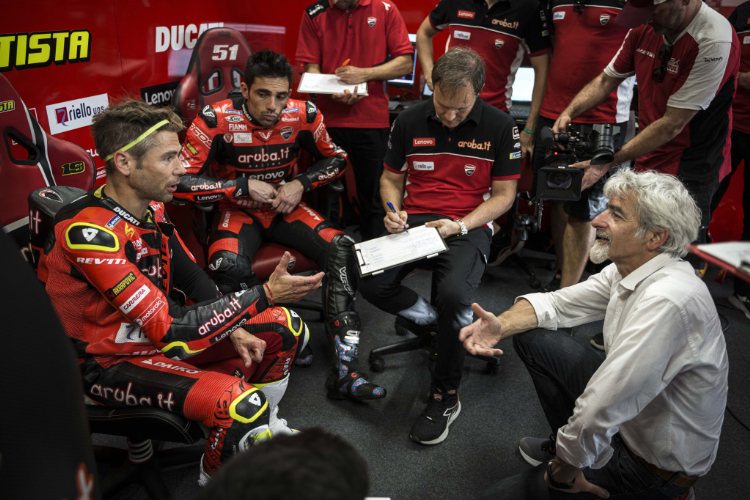 Alvaro Bautista (li.) neben Michele Pirro, am Boden Gigi Dall’Igna