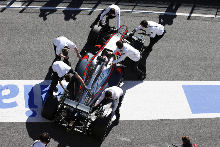 Der McLaren-Honda von Kevin Magnussen wird weggeschoben