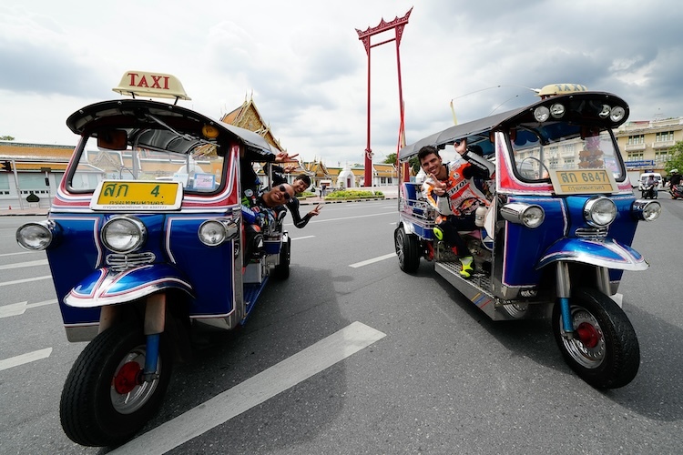 Im Tuk-Tuk fuhren die MotoGP-Stars durch Bangkok