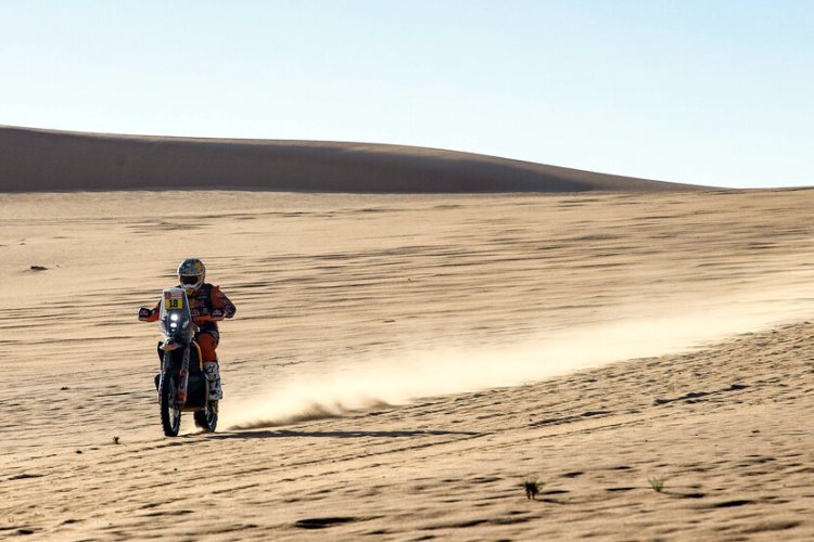 Dakar-Stars wie Toby Price (Red Bull KTM) fahren normalerweise das, was ihr Motorrad hergibt.