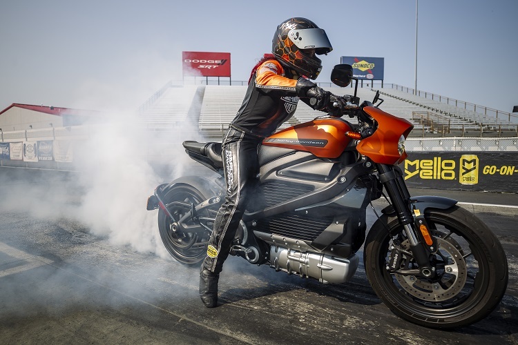 Wenn eine schnelle Dragsterpilotin der Harley-Davidson LiveWire die Sporen gibt, resultieren zwei neue Rekorde für serienmässige Elektromotorräder