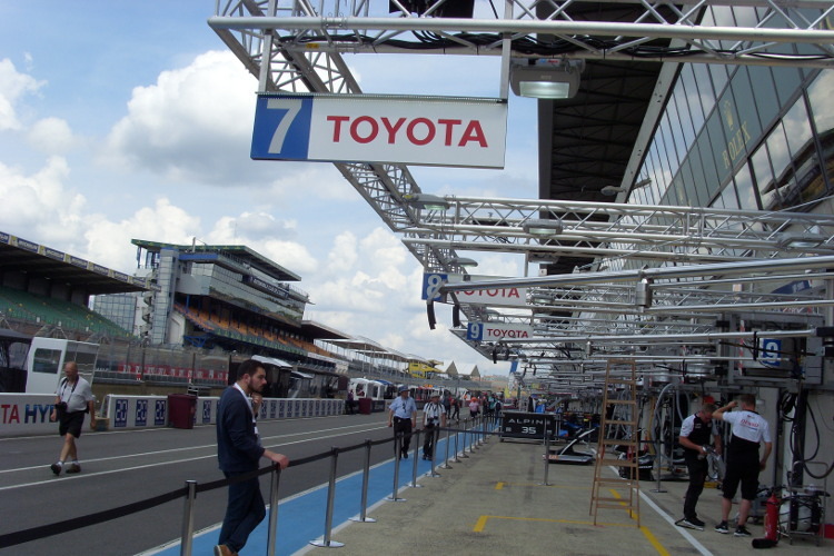 Toyota steht bei den 24h von Le Mans traditionell am Eingang der Boxengasse