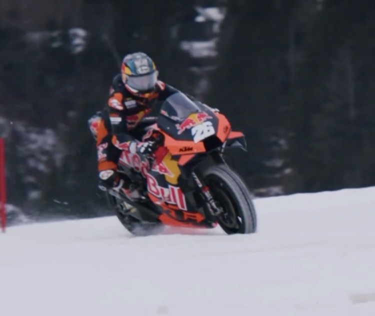 Dani Pedrosa auf Eis und Schnee mit der KTM RC16