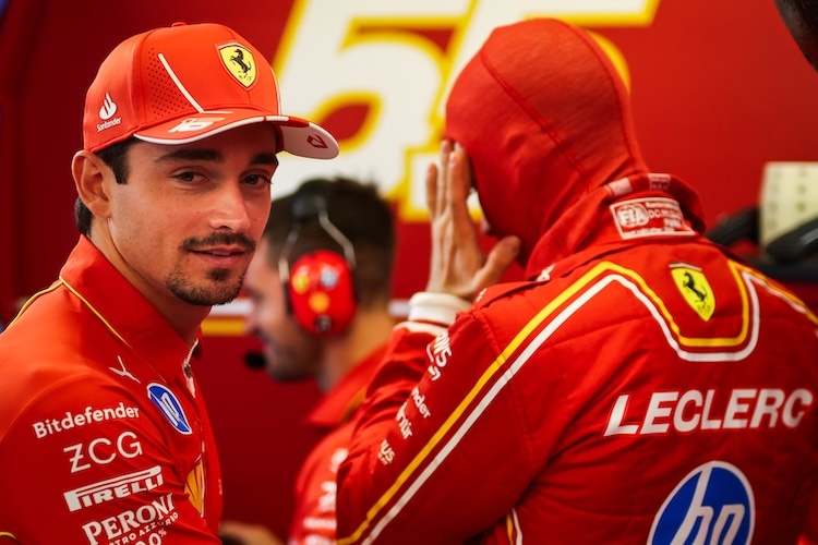 Zwei Leclercs in der Ferrari-Box: Charles und Arthur Leclerc rückten in Abu Dhabi gemeinsam für die Scuderia aus Maranello zum ersten Training aus