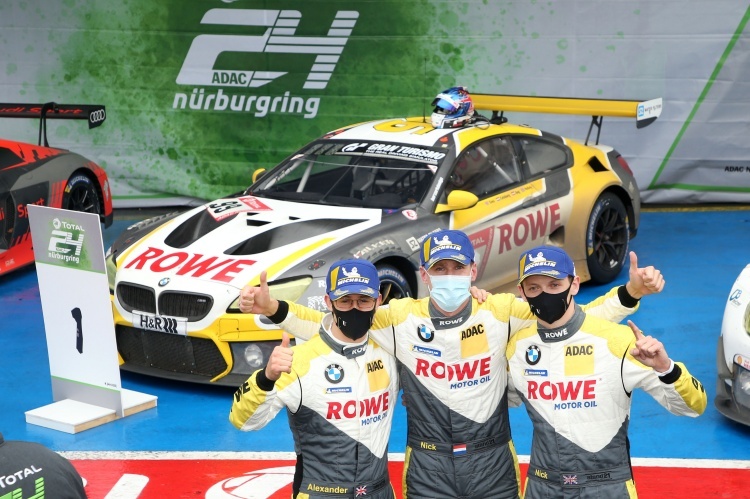 Gewinnen die 24h auf dem Nürburgring: (v.li.) Alexander Sims, Nicky Catsburg und Nick Yelloly 