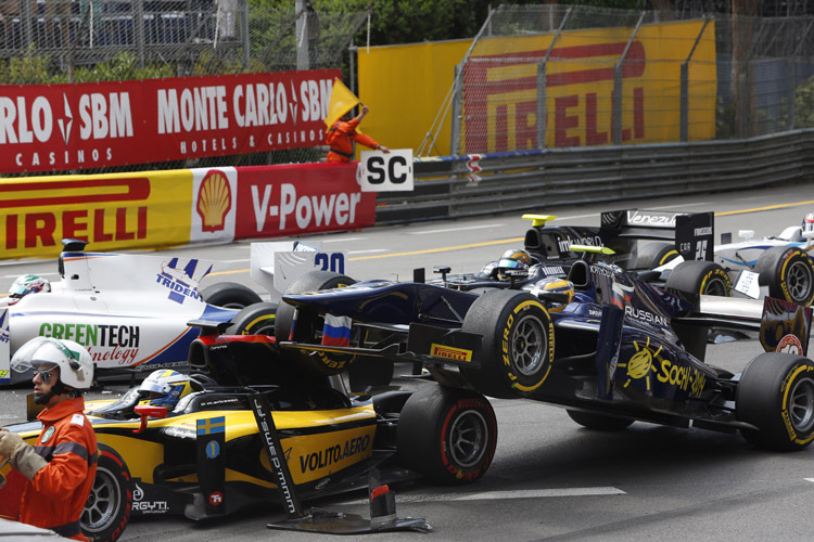 Stapelware: Schon in der ersten Kurve gab es in Monaco viel Schrott