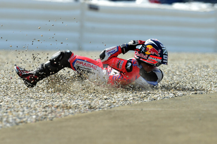 Johann Zarco im Kiesbett von Turn 9