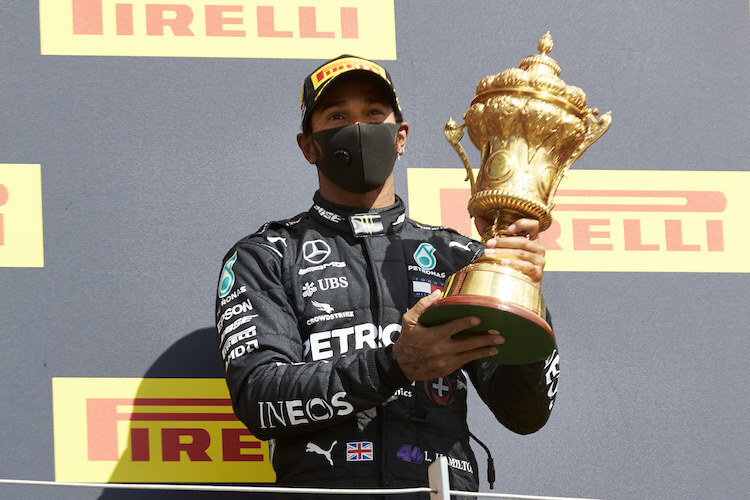 Lewis Hamilton sammelt Pokale und Titel