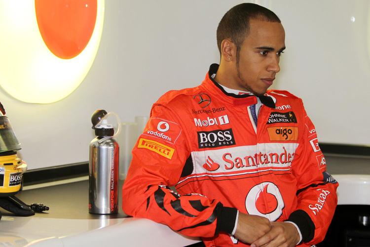 Lewis Hamilton in Rot, das haben wir schon mal bei einem McLaren-Overall gesehen