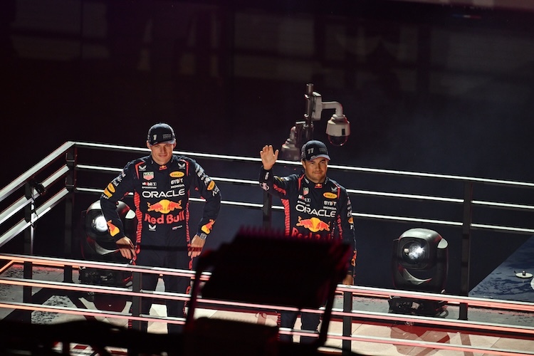 Max Verstappen und Sergio Pérez bei der Vegas-Eröffnungsshow 2023: Später erklärte der Niederländer, er habe sich wie ein Clown gefühlt