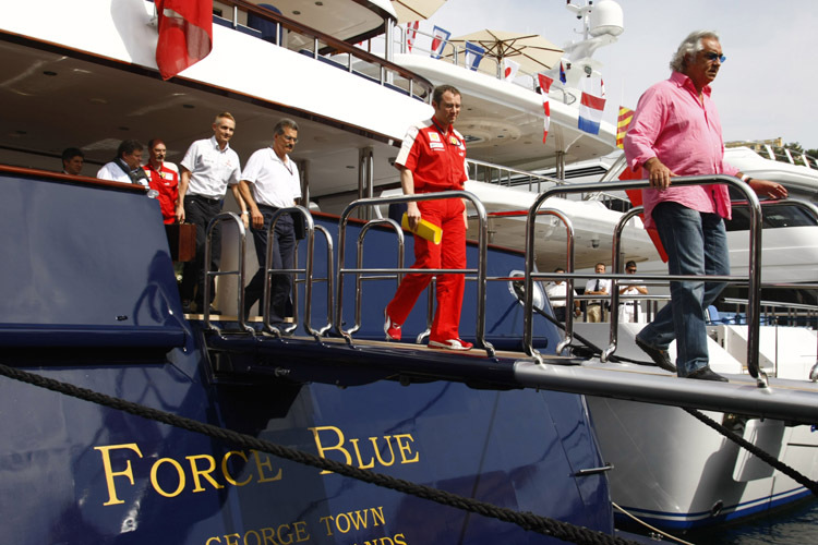 Briatore vor seiner Yacht Force Blue