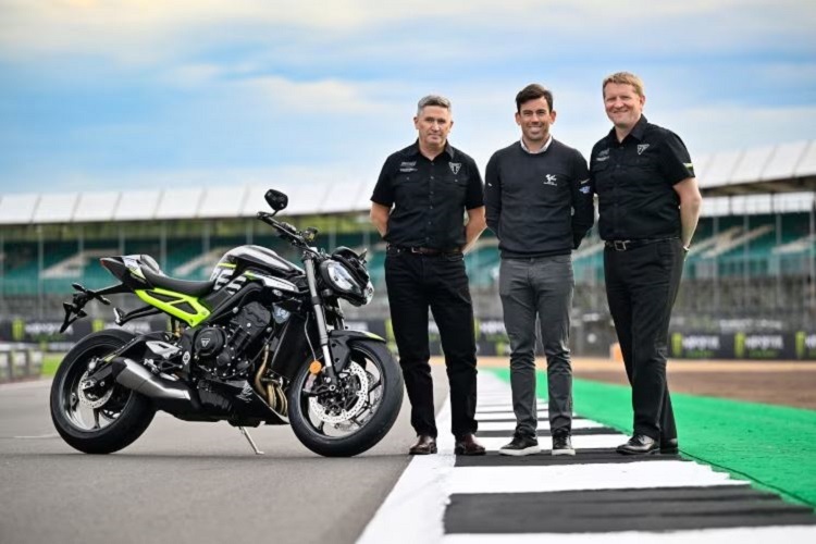 Steve Sargent, Carlos Ezpeleta und Paul Stroud, Chief Commercial Officer von Triumph Motorcycles