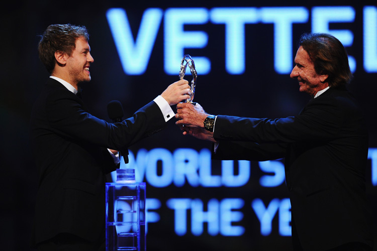 Sebastian Vettel erhält von Emerson Fittipaldi den Sport-Oscar